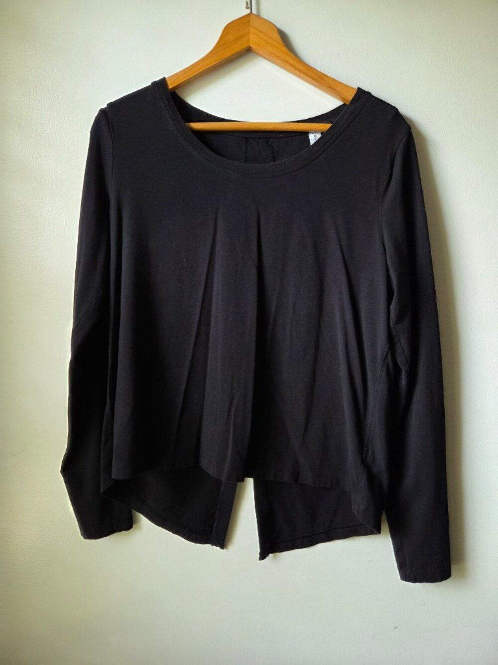 EUC ATHLETA BLACK SLIT BACK LONG SLEEVE TEE SIZE M